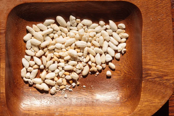 Dmuchany prażony ryż w drewnianej misce — Zdjęcie stockowe