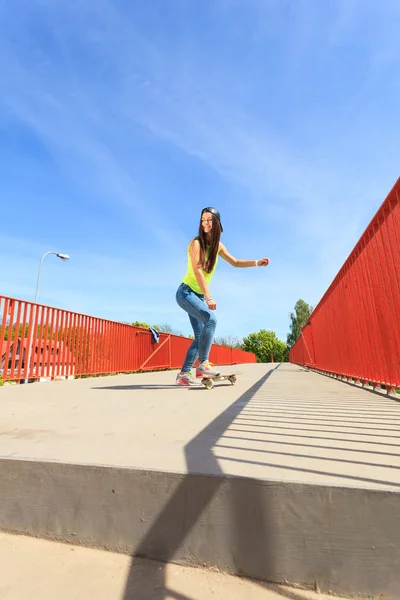 Cool tjej skejtare ridning skateboard — Stockfoto