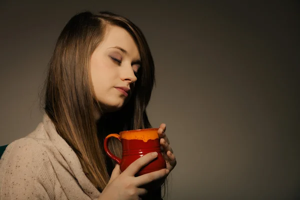 Flicka håller mugg varmt te eller kaffe — Stockfoto