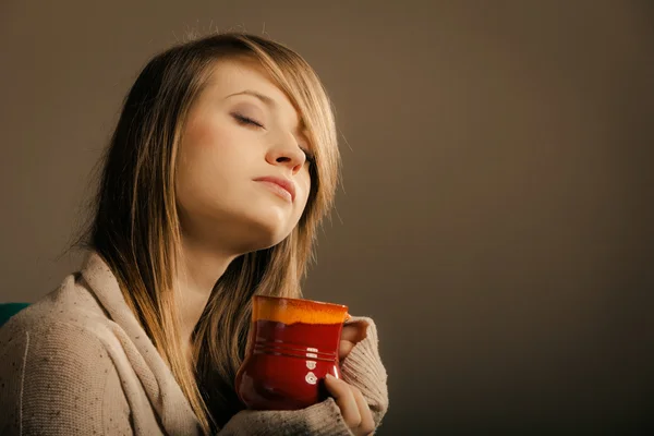 Menina segurando caneca de chá quente ou café — Fotografia de Stock