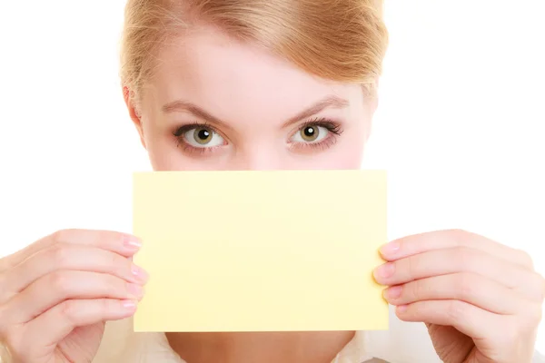 Mujer de negocios cubriendo la cara con tarjeta en blanco — Foto de Stock