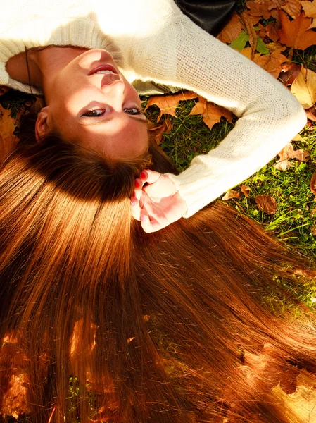 Kvinna porträtt i höstens löv — Stockfoto