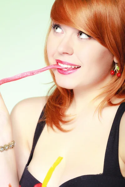 Chica sosteniendo dulce comida jalea caramelo —  Fotos de Stock