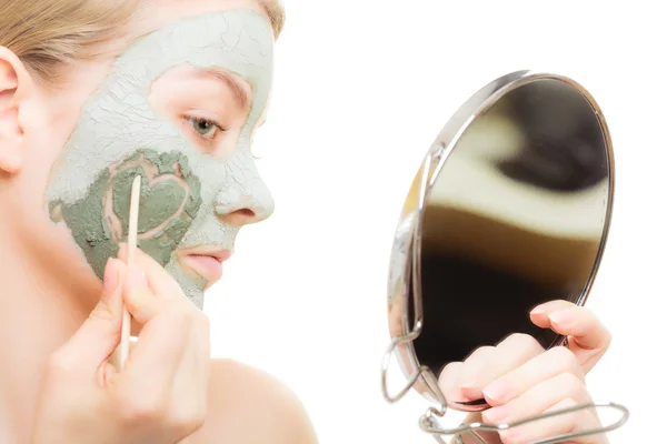 Vrouw in klei modder masker op gezicht — Stockfoto