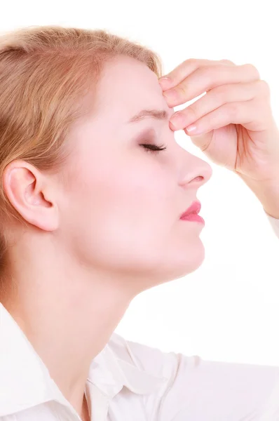 Kobieta cierpi na ból głowy lub nosa — Zdjęcie stockowe