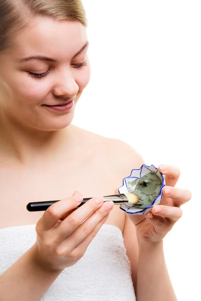 Kvinde ansøger med børste ler maske - Stock-foto