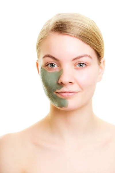 Vrouw met klei modder masker op gezicht — Stockfoto