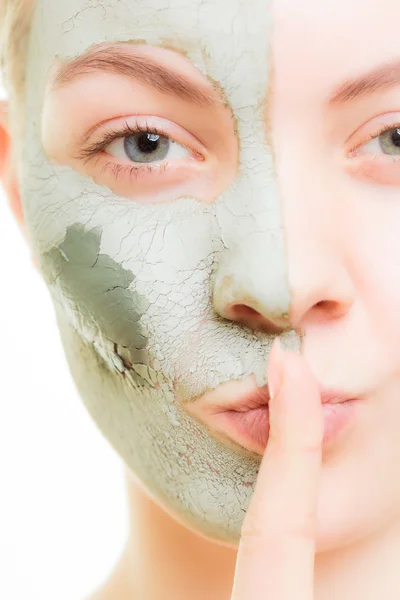 Mujer en máscara de barro de barro en la cara —  Fotos de Stock