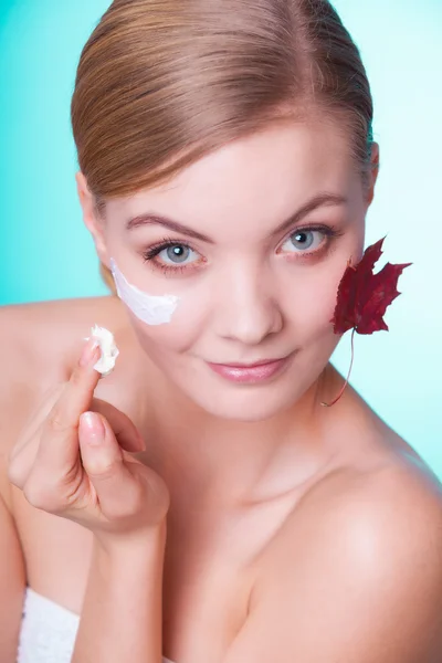 Femme avec feuille comme symbole de la peau capillaire rouge — Photo