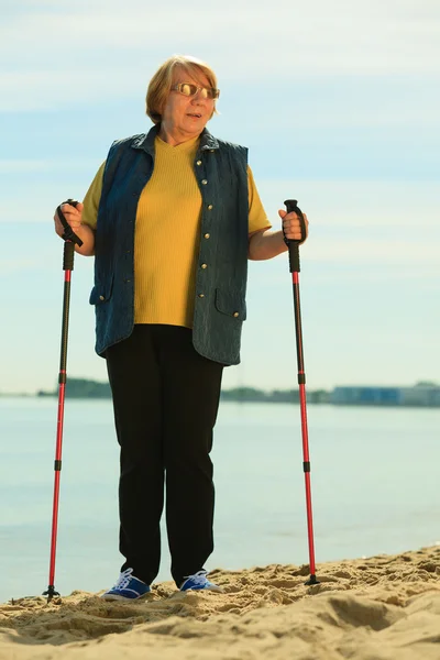 Frau geht am Strand spazieren — Stockfoto