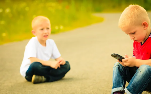 Pojkar med mobiltelefon — Stockfoto