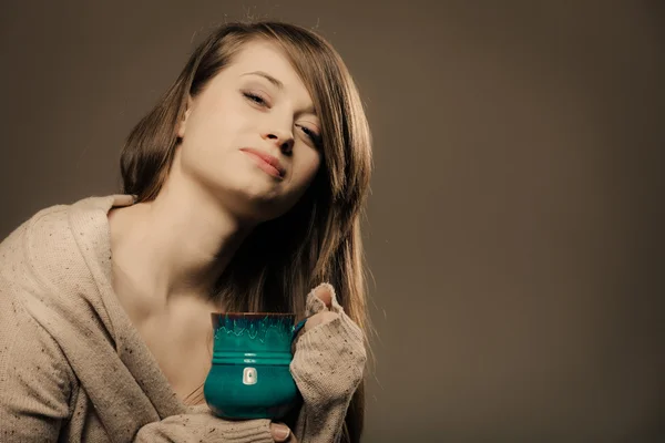 Girl holding mug of tea or coffee — Stock Photo, Image