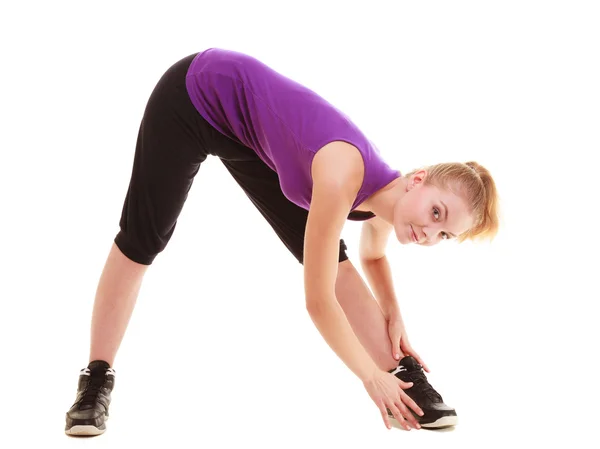 Mujer en ropa deportiva haciendo ejercicio de estiramiento — Foto de Stock