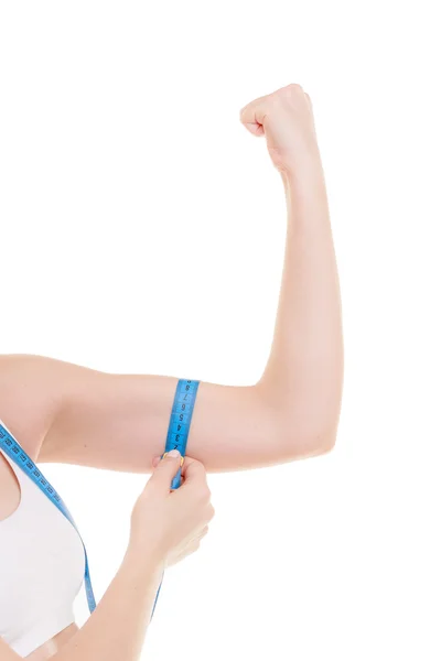 Menina medir músculos do bíceps — Fotografia de Stock