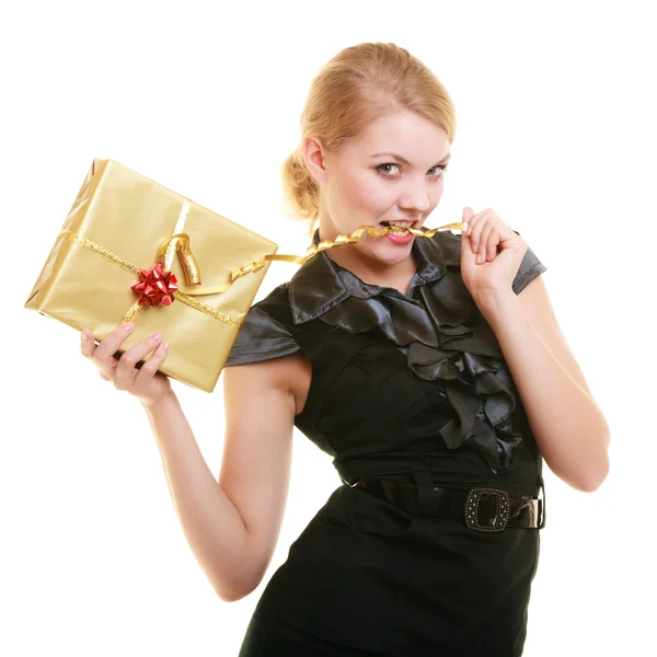 Chica rubia con caja de regalo de oro — Foto de Stock