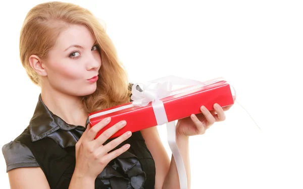 Chica rubia con caja de regalo roja — Foto de Stock