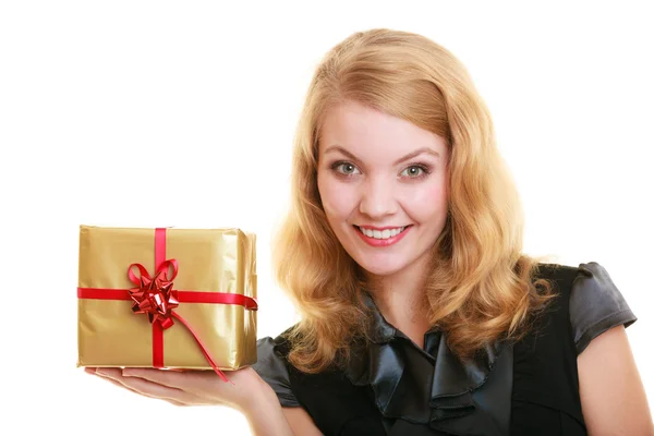 Chica rubia con caja de regalo de oro — Foto de Stock