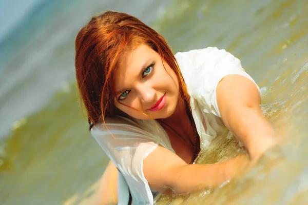 Dívka v mokrým hadříkem na pobřeží — Stock fotografie