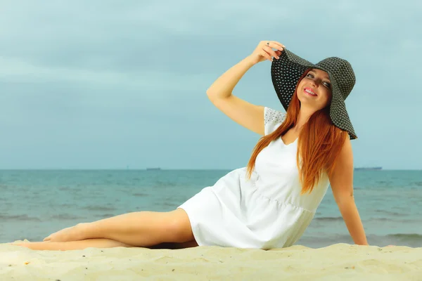 Redhaired girl in hat on beach — Stock Photo, Image