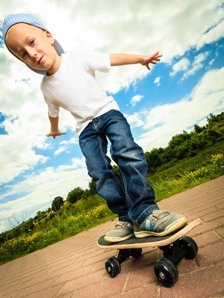 Chlapec s jeho skateboard — Stock fotografie