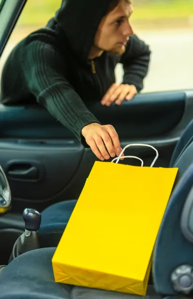 Ladrón robando bolsa del coche — Foto de Stock