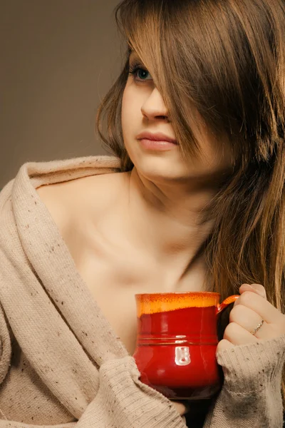 Menina segurando xícara de bebida quente — Fotografia de Stock