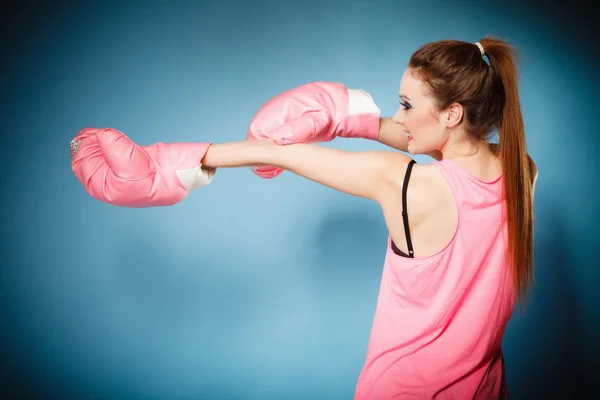 Boxer usando grandes luvas rosa — Fotografia de Stock