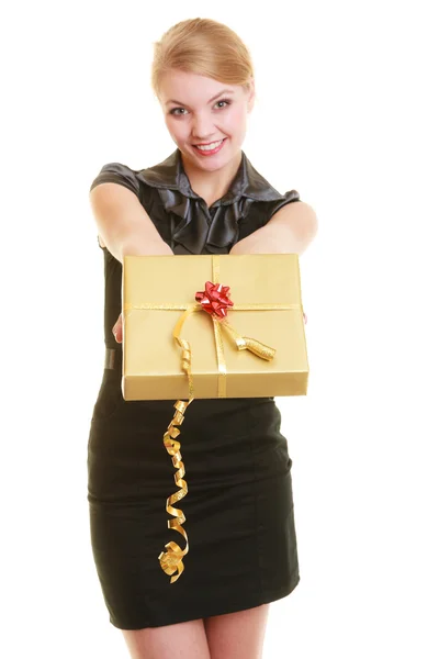 Meisje met gouden geschenkdoos — Stockfoto