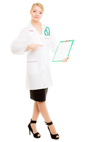 Médecin en blouse de laboratoire avec stéthoscope — Photo