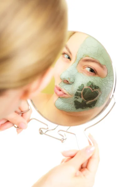 Γυναίκα σε πηλό λάσπη μάσκα στο πρόσωπό — Φωτογραφία Αρχείου