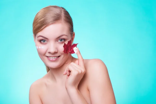 Menina com folha de bordo vermelho — Fotografia de Stock