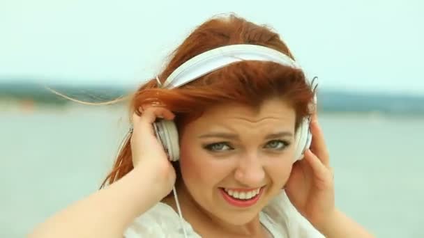 Mujer en la playa escuchando música — Vídeos de Stock