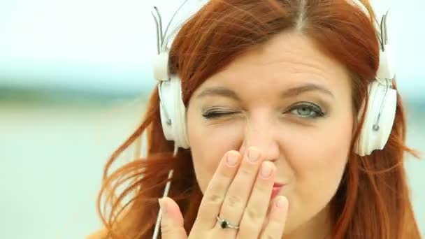 Mujer en la playa escuchando música — Vídeo de stock