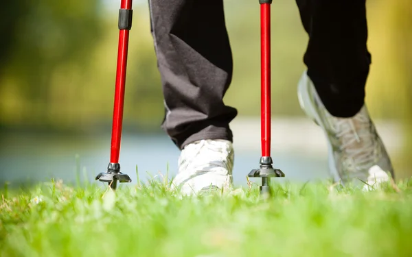 Női lábak, Túrázás a parkban — Stock Fotó