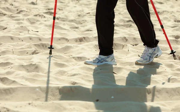女性双腿徒步旅行在沙滩上 — 图库照片