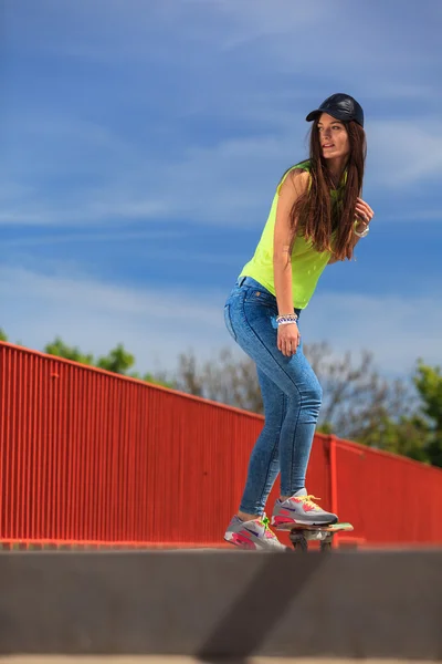 Skater ridning skateboard — Stockfoto