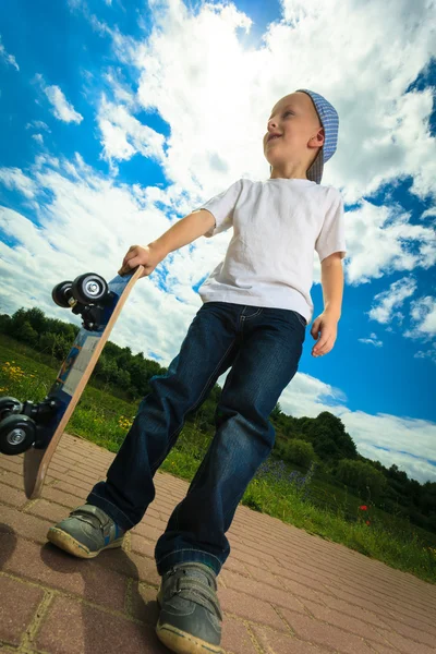 Skater boy con su monopatín —  Fotos de Stock