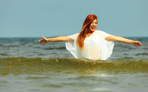 Chica salpicando agua en el mar — Foto de Stock