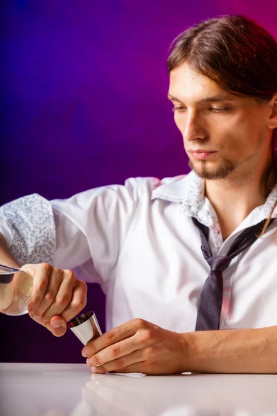 Homem barman preparar bebida alcoólica — Fotografia de Stock