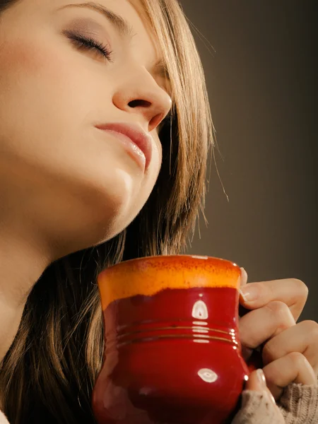 Chica sosteniendo taza de té o café — Foto de Stock