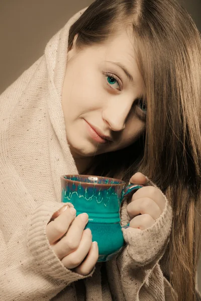 Menina segurando caneca de chá ou café — Fotografia de Stock