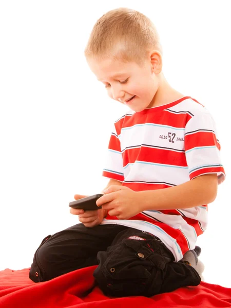 Menino jogando jogos no smartphone — Fotografia de Stock