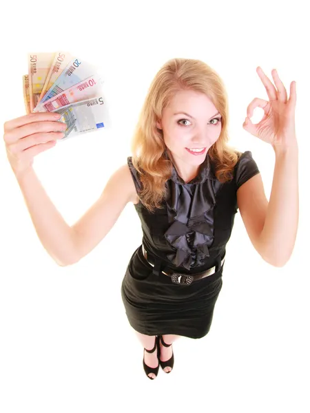 Femme d'affaires montrant les billets en euros — Photo