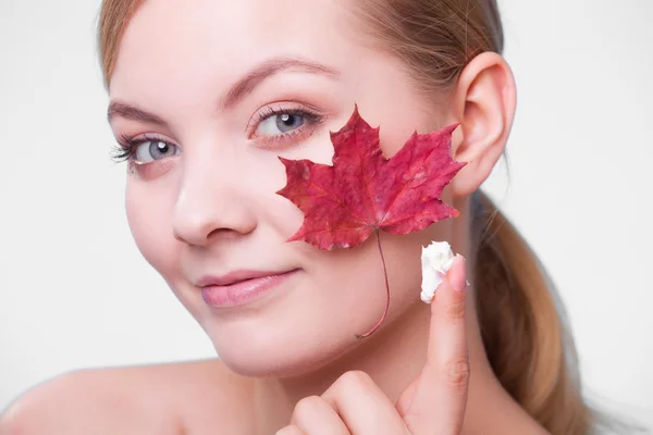 Chica joven con hoja de arce rojo — Foto de Stock