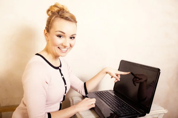 Affärskvinna vidrör skärm laptop — Stockfoto
