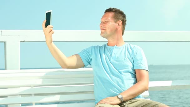 Muž fotí s chytrým telefonem — Stock video