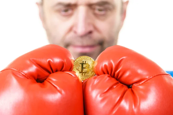 Man Met Rode Bokshandschoenen Met Bitcoin Symbool Internet Cryptogeld Staat — Stockfoto