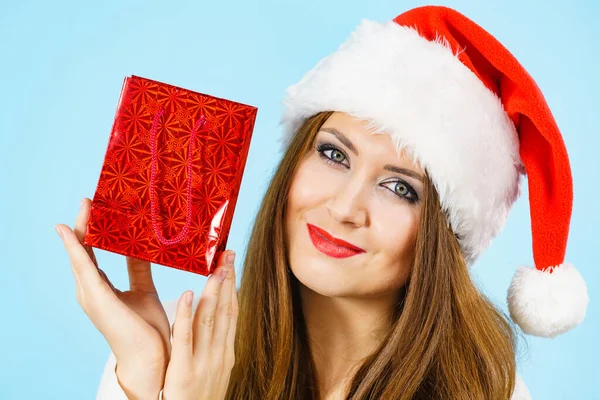 Donna Sorridente Felice Dare Regali Natale Donna Con Cappello Babbo — Foto Stock