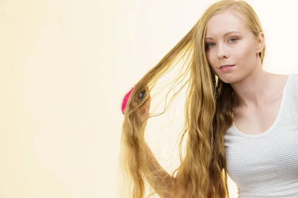 Blondes Mädchen Mit Bürste Die Ihre Langen Haare Kämmt Mädchen — Stockfoto