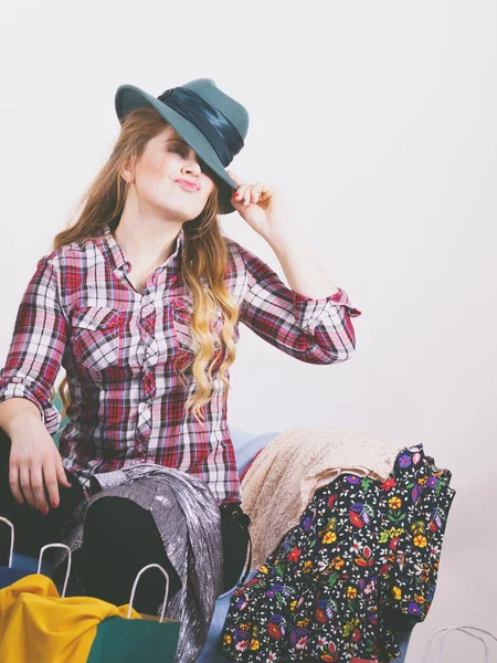 Feliz Engraçado Alegre Jovem Mulher Chapéu Sendo Positivo Depois Fazer — Fotografia de Stock